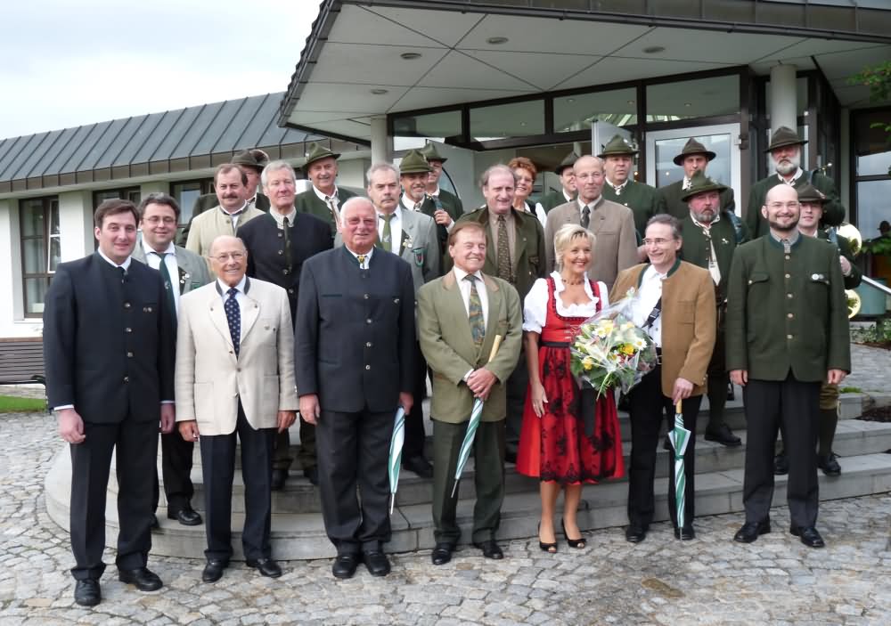 Von Links: 2. Vorsitzender Hubert Kerscher, Dr. Othmar Ring, Ehrenvorsitzender Eduard Bäumel, Ehrenvorstand Alfons Putz, Roswitha Reichold, Bürgermeister Franz Reichold und 1. Vorsitzender Johannes Gschnaidner, im Hintergrund Mitglieder des Beirats, der Vorstandschaft und die Jagdhornbläser