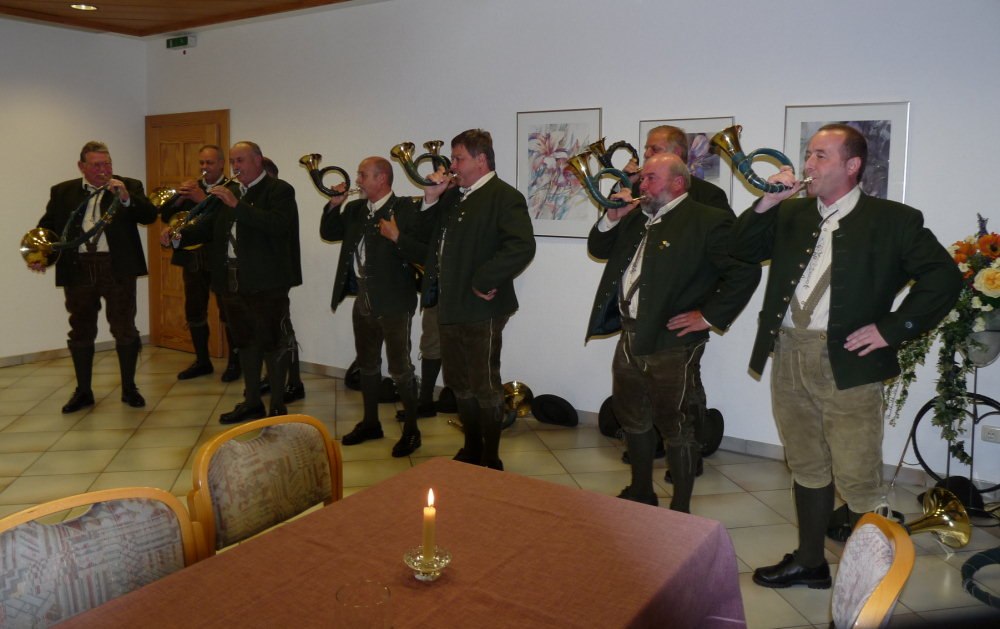 Im Haus Ostmark im Pater-Rupert-Maier-Stüberl blasen die Jagdhornblöser das Signal "Zum Essen"