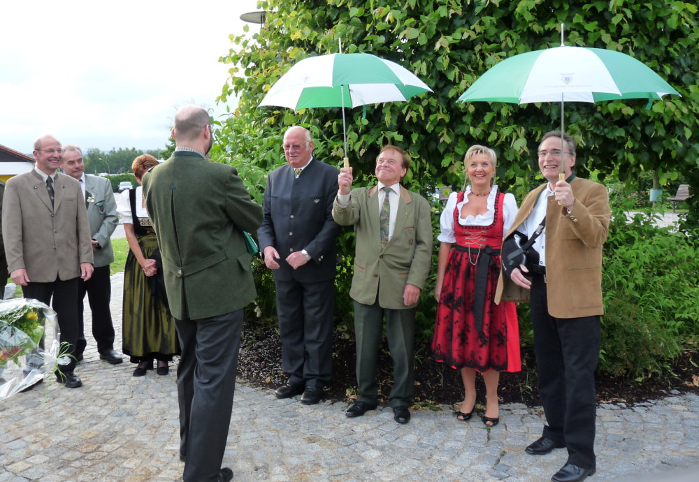 Vorsitzender Johannes Gschnaidner überreicht den Schrimherrn ihre Schirme